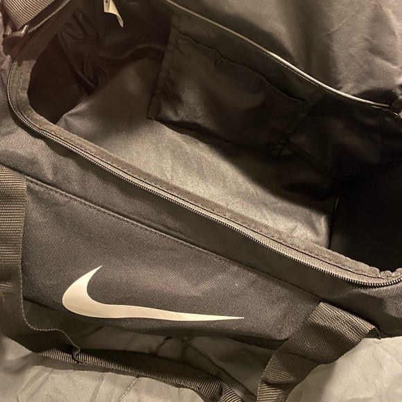 A black Nike duffel bag - Picture 3 of 4
